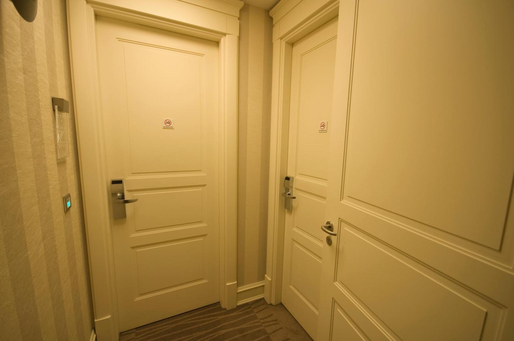 โรงแรมเลนวิบูทีคแอนด์สปา อิสตันบูล ภายนอก รูปภาพ Doors to the rooms of the hotel