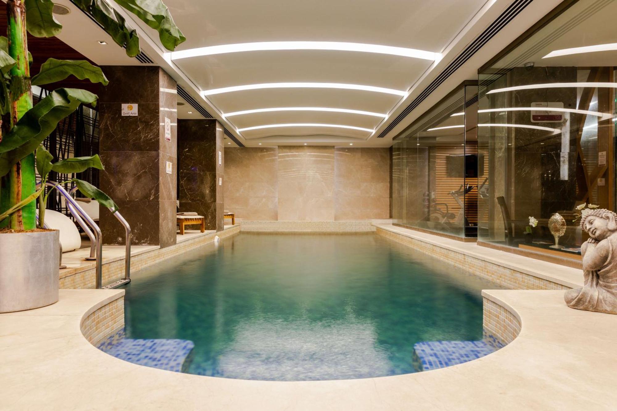 โรงแรมเลนวิบูทีคแอนด์สปา อิสตันบูล ภายนอก รูปภาพ The pool at the Mandarin Oriental, London